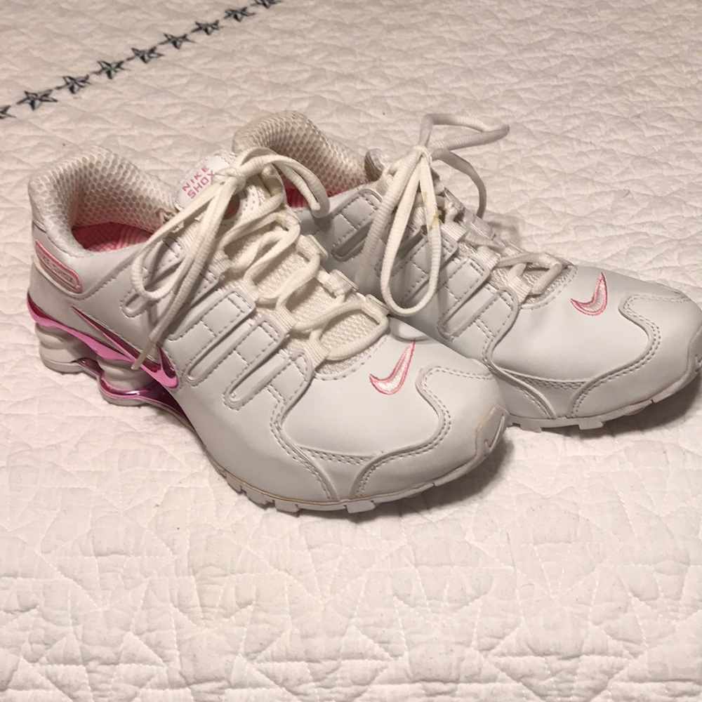 Nike Shox size 7. Never worn